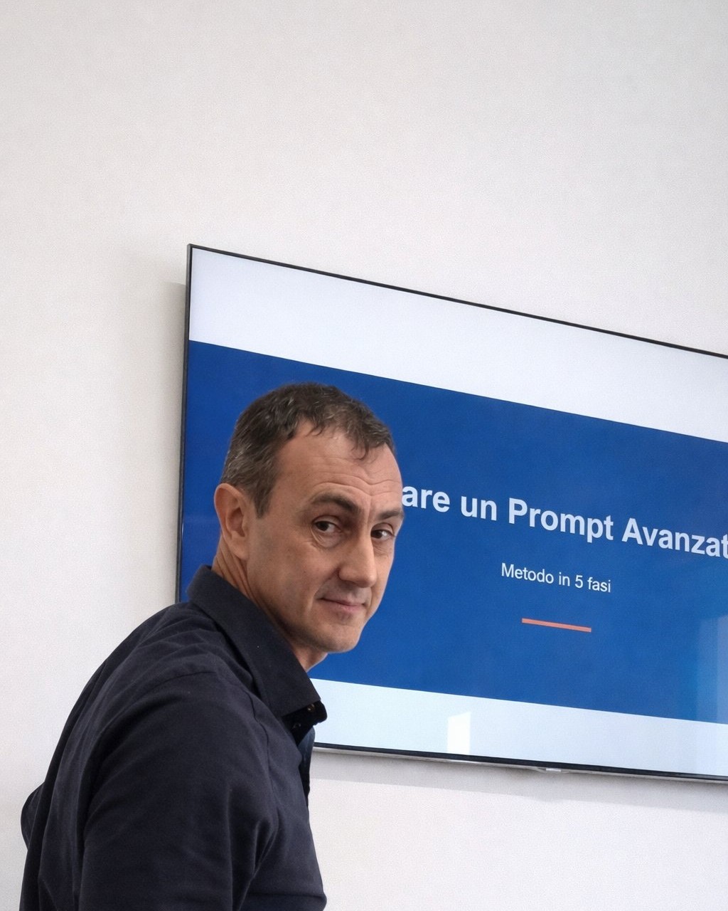 Giuseppe Gambarini durante una sessione di formazione AI in aula